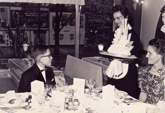 Ivo, mathematisch wonderkind, had een taart gekregen voor zijn verjaardag die was opgemaakt volgens het algoritme van Horner. Glunder, glunder!